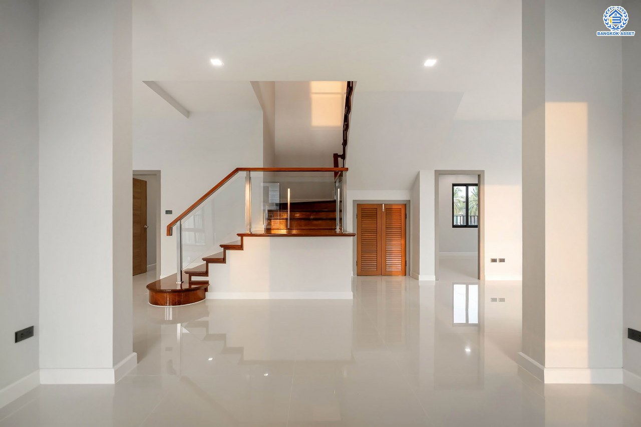 บ้านมือสองตกแต่งใหม่ โครงการ กฤษดานคร20 ปิ่นเกล้า-บรมราชชนนี บ้านหลังมุม ติดทะเลสาบ บนเนื้อที่กว้างมากถึง 238 ตร.ว. ตกแต่งด้วยวัสดุเกรดพรีเมี่ยม ฟังก์ชัน 5 ห้องนอน 6 ห้องน้ำ 1 ห้องอเนกประสงค์ 4 ที่จอดรถ พร้อมทั้งเปลี่ยนระบบไฟฟ้า สุขาภิบาล ทำเลศักยภาพ ติดถนนบรมราชชนนี ใกล้มหาวิทยาลัยมหิดล และเพียง 10 นาทีถึงเซ็นทรัล ปิ่นเกล้า